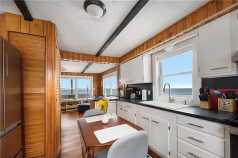 28 Glenwood Avenue Narragansett RI 02882