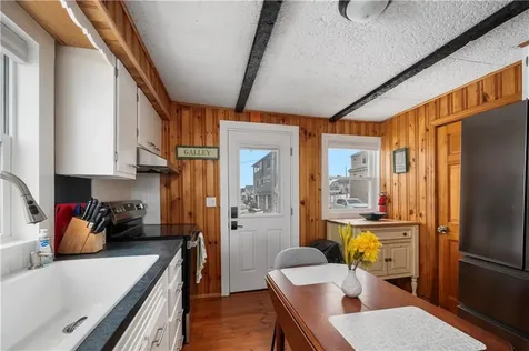 28 Glenwood Avenue Narragansett RI 02882