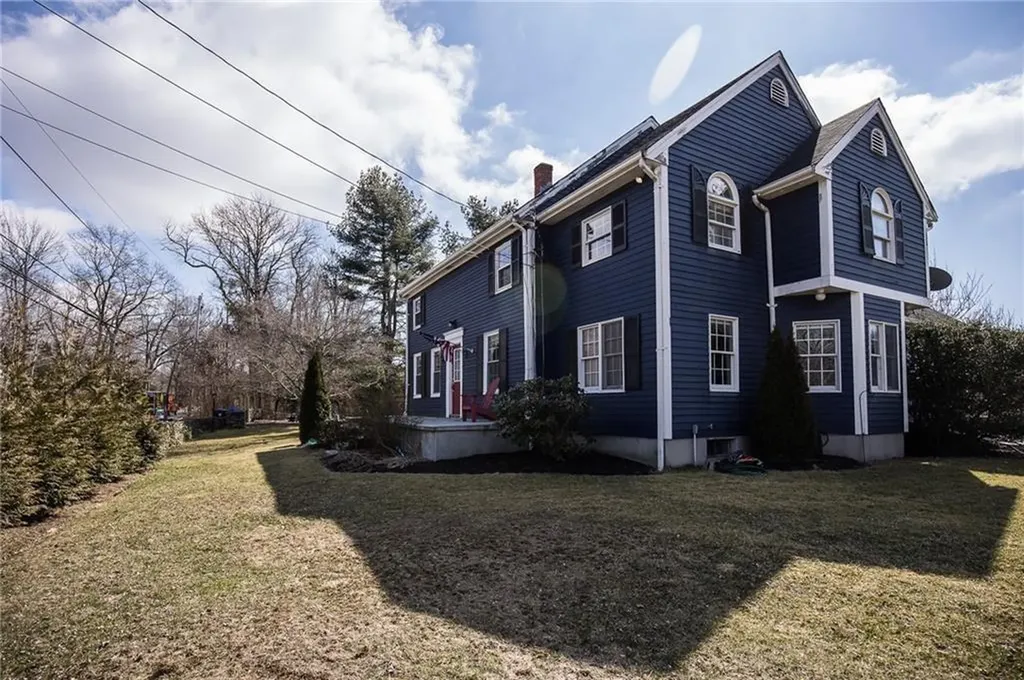 179 Schoolhouse Road Warren RI 02885