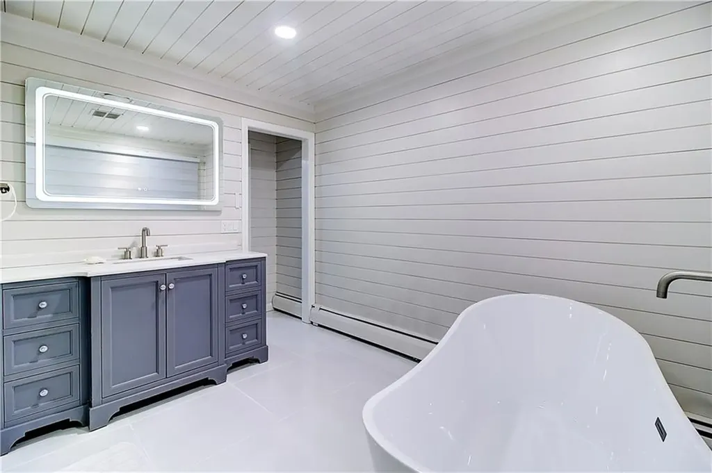 21 Sarah Lane Warwick RI 02889