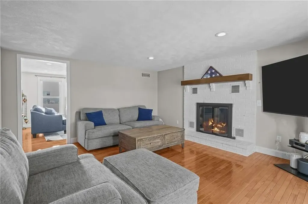 25 Janet Drive Cranston RI 02921