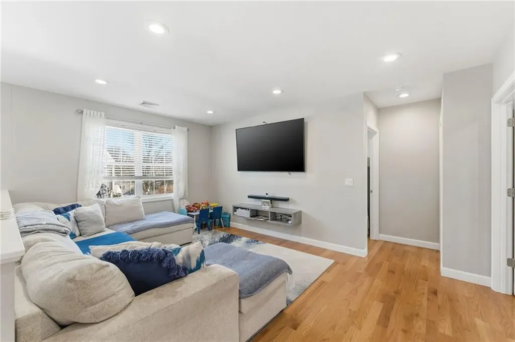 18 Anama Avenue East Providence RI 02916