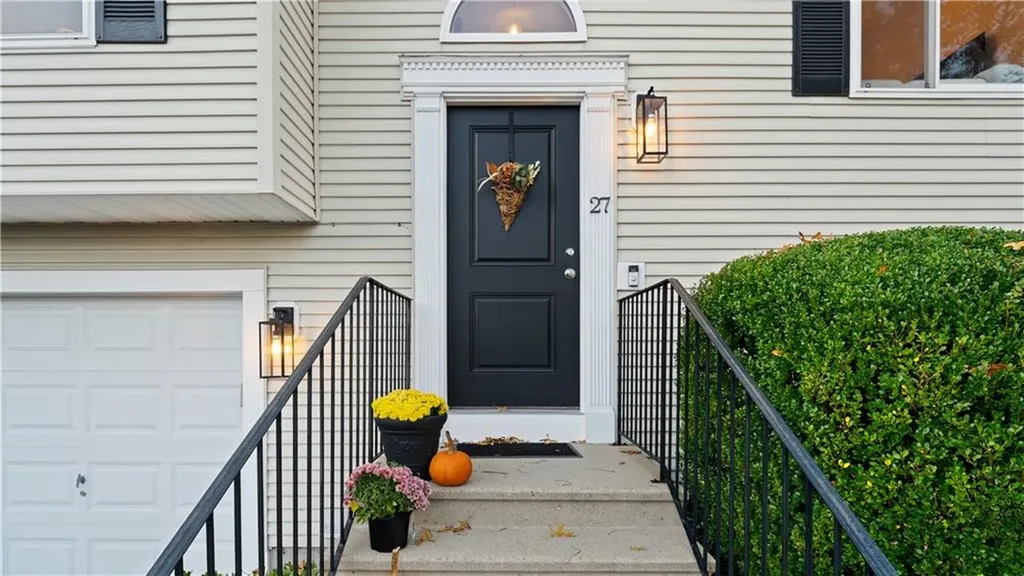 27 Great Oak Drive Warwick RI 02886