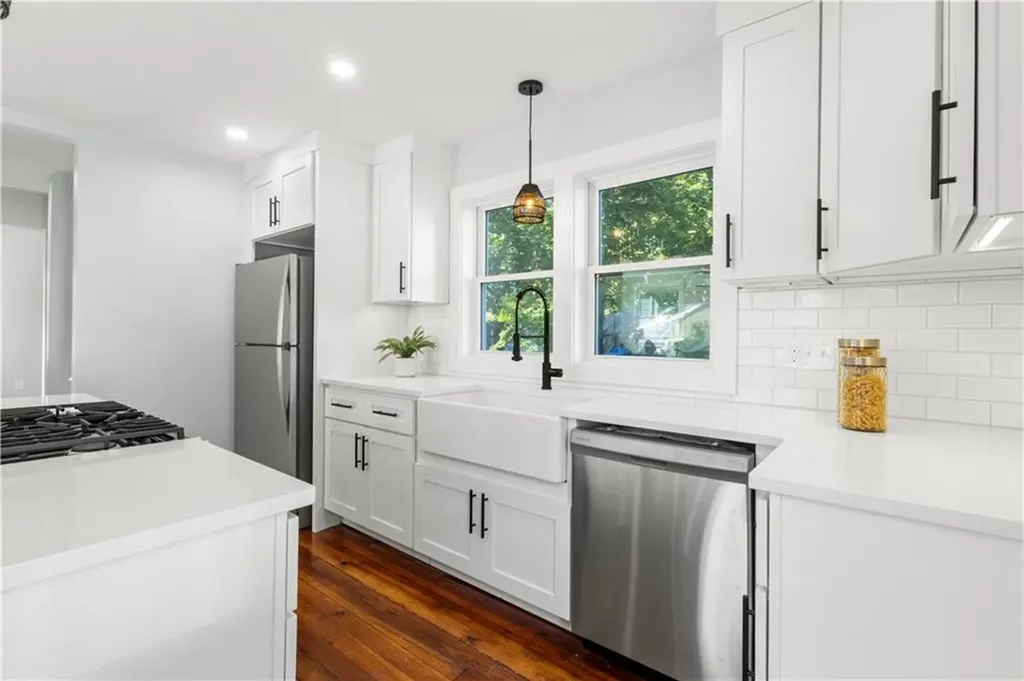 28 Manchester Street Warwick RI 02888