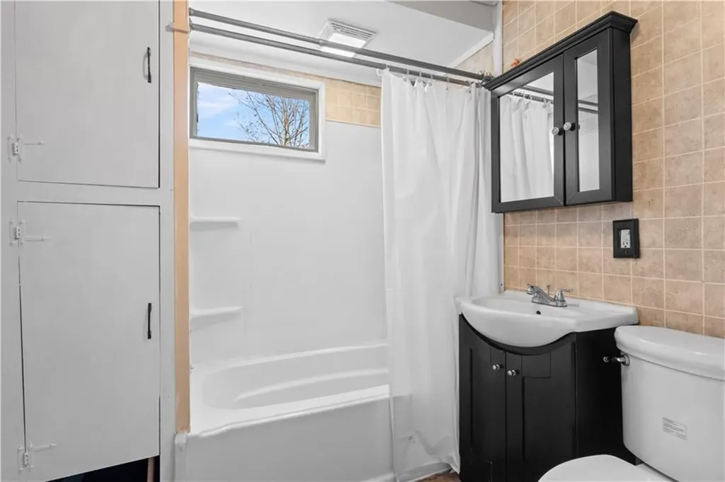147 Warwick Street Woonsocket RI 02895