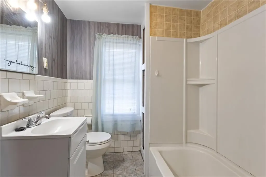 147 Warwick Street Woonsocket RI 02895