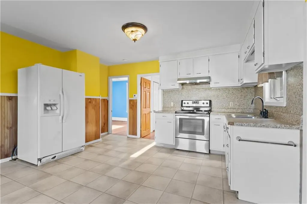 147 Warwick Street Woonsocket RI 02895