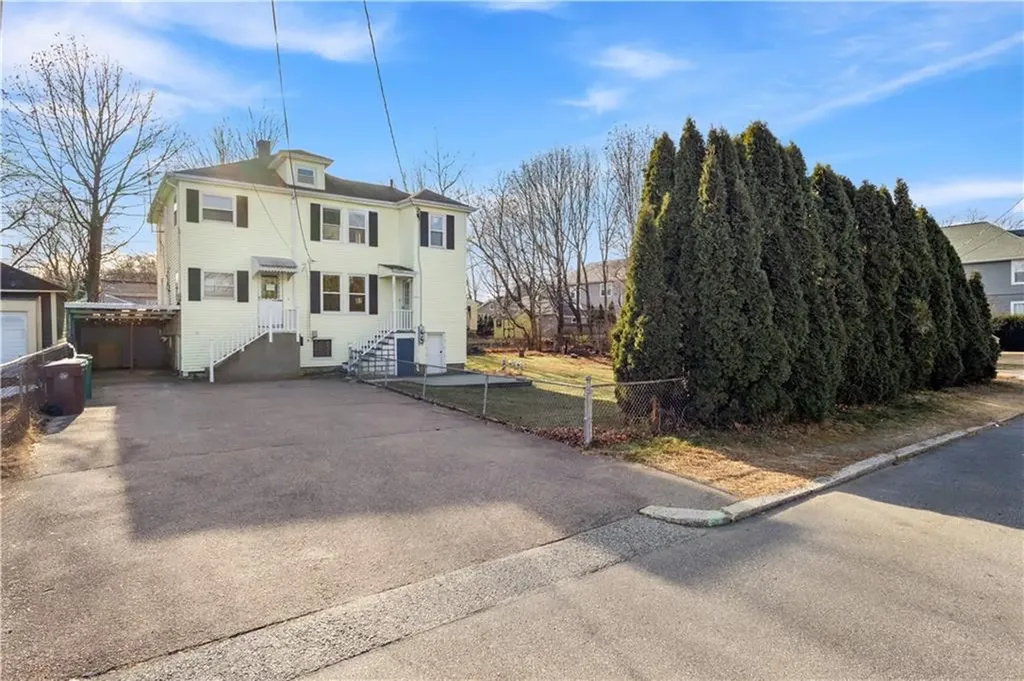147 Warwick Street Woonsocket RI 02895