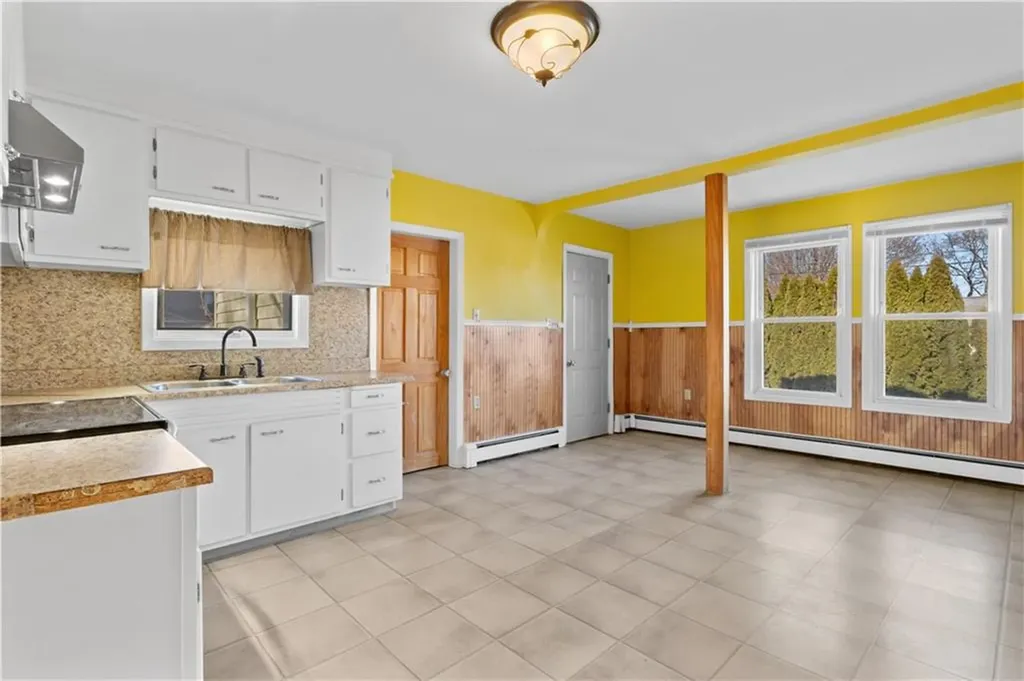 147 Warwick Street Woonsocket RI 02895