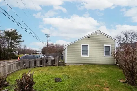 391 Aquidneck Avenue Middletown RI 02842