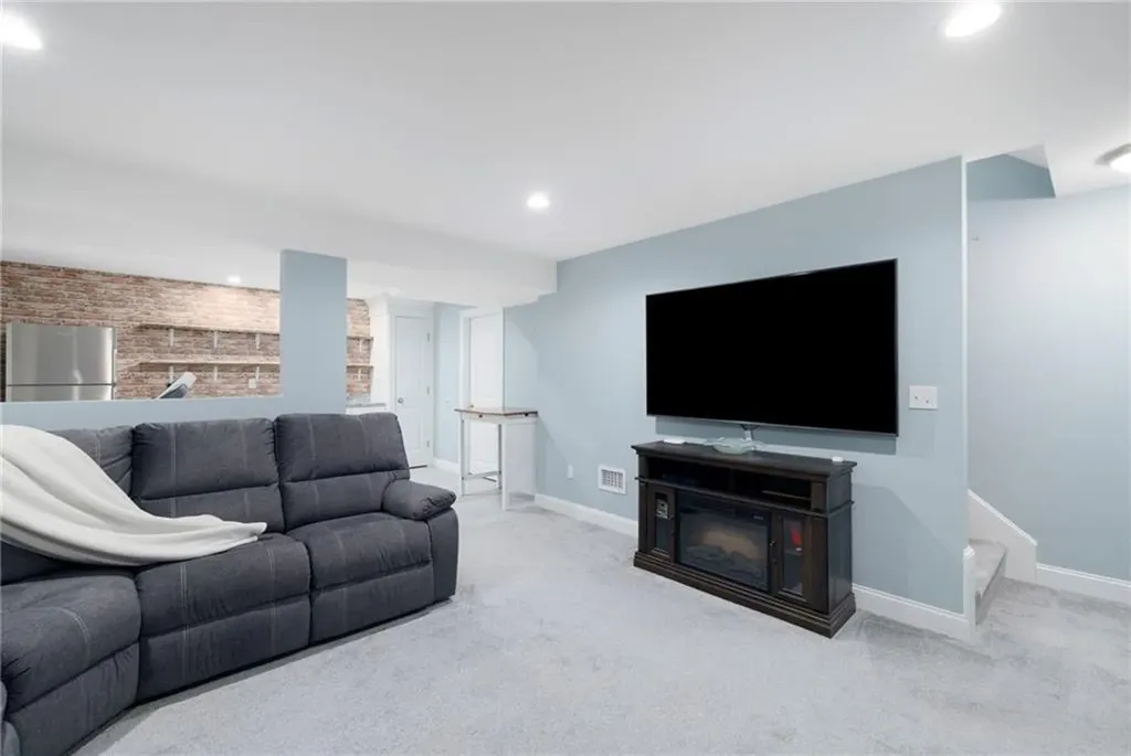 136 Cobble Hill Road Lincoln RI 02865