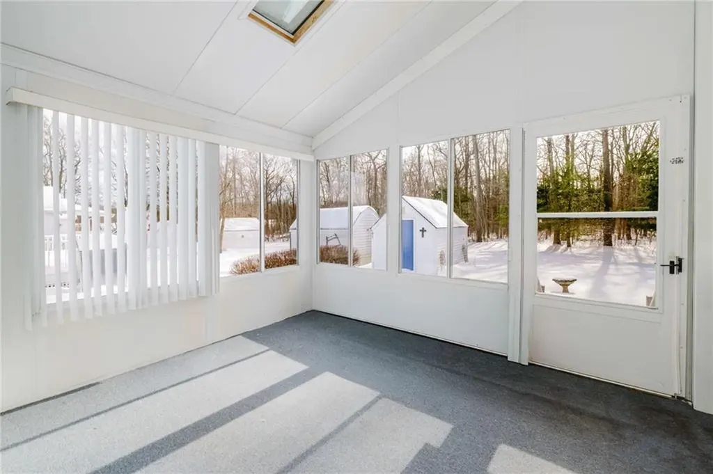 21 Nightingale Lane Tiverton RI 02878