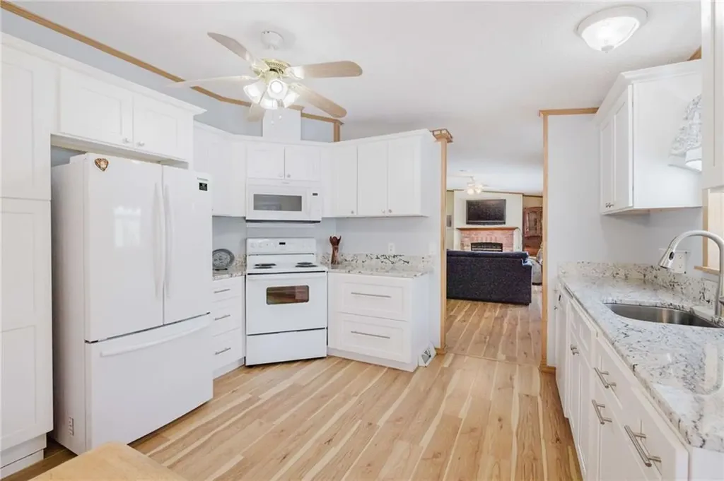 21 Nightingale Lane Tiverton RI 02878