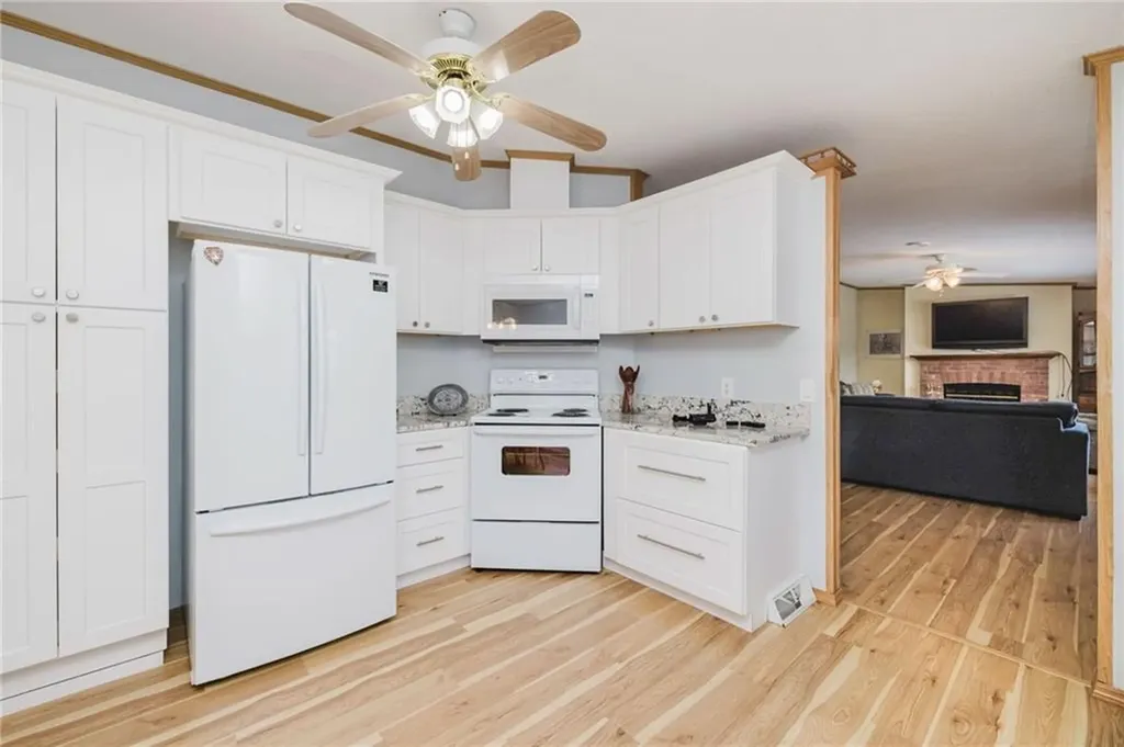 21 Nightingale Lane Tiverton RI 02878