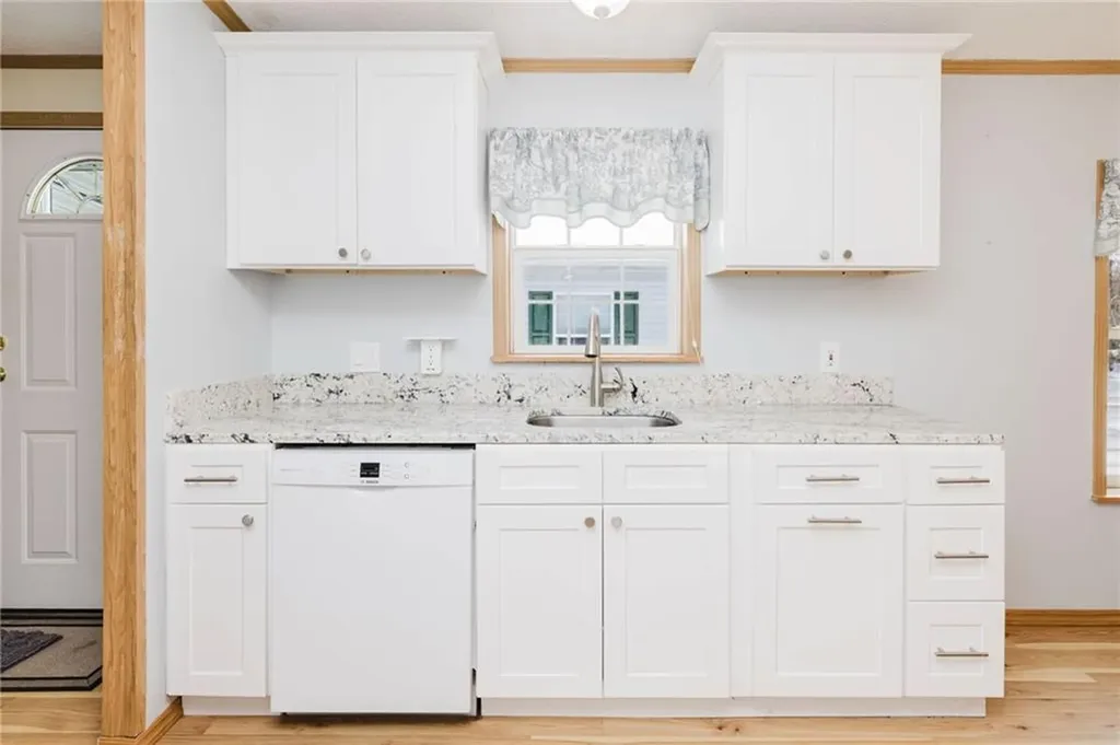 21 Nightingale Lane Tiverton RI 02878