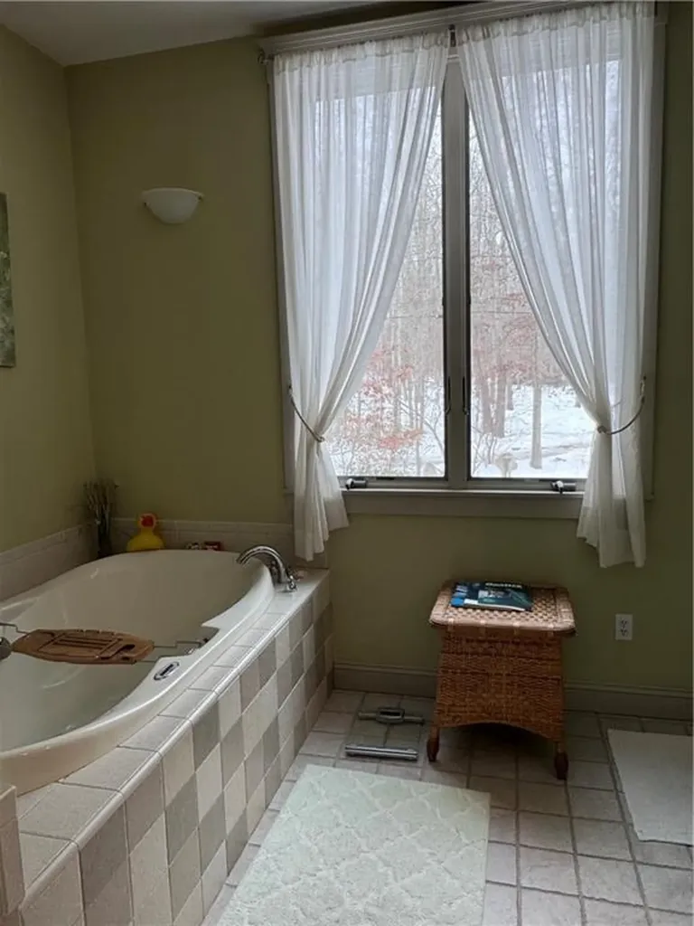 127 Preservation Way Tiverton RI 02878