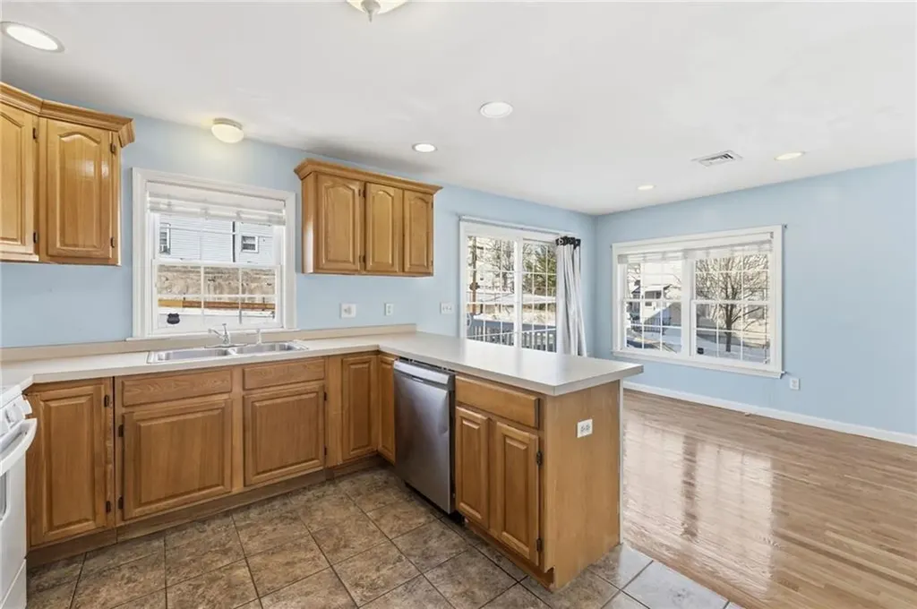 17 Grotto Avenue Pawtucket RI 02860