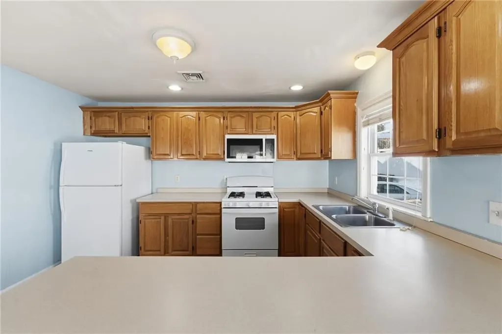 17 Grotto Avenue Pawtucket RI 02860