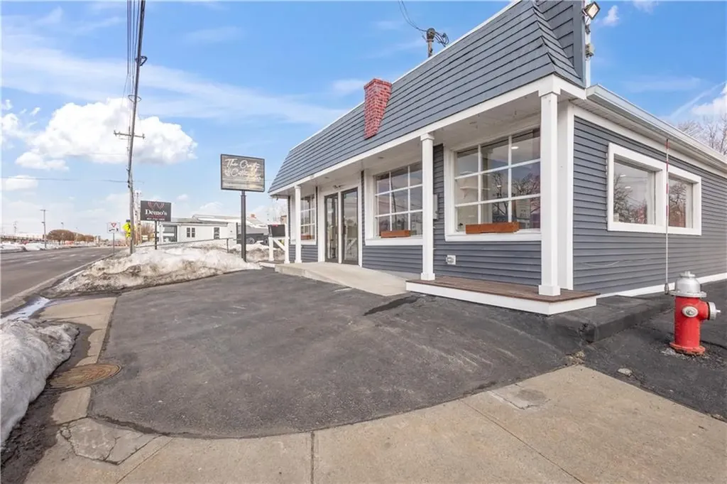 1692 Warwick Avenue Warwick RI 02889