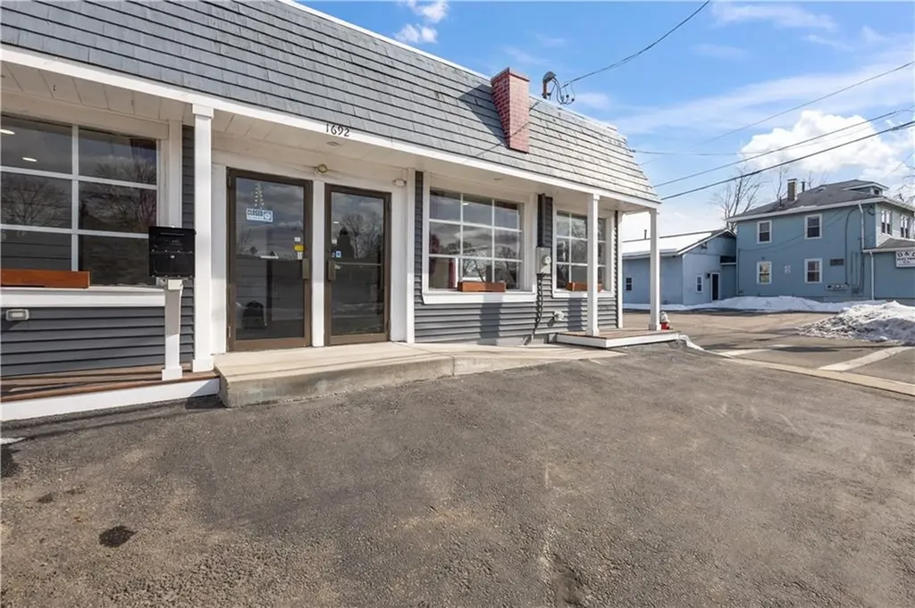 1692 Warwick Avenue Warwick RI 02889