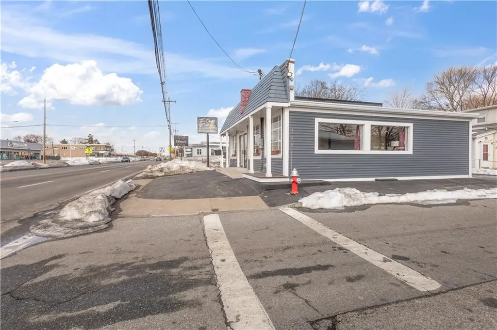 1692 Warwick Avenue Warwick RI 02889