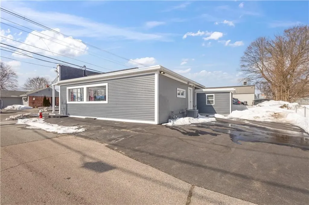1692 Warwick Avenue Warwick RI 02889