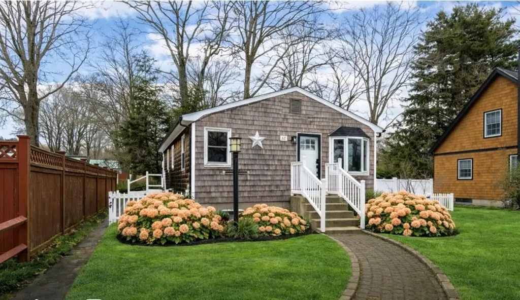 327 Beachwood Drive Warwick RI 02818