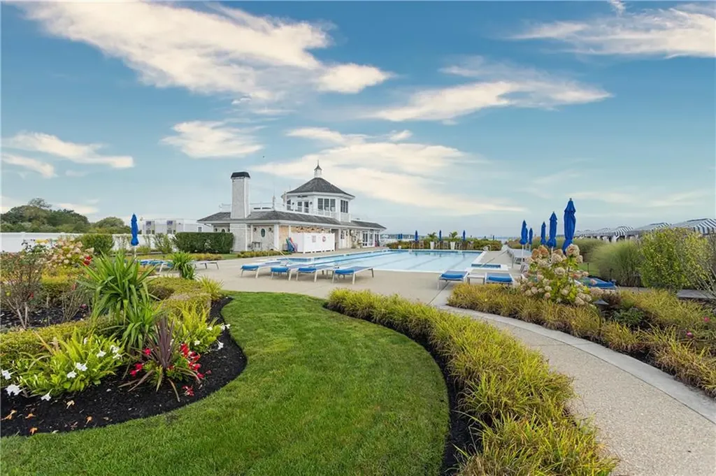 44 Wimbledon Circle Portsmouth RI 02871