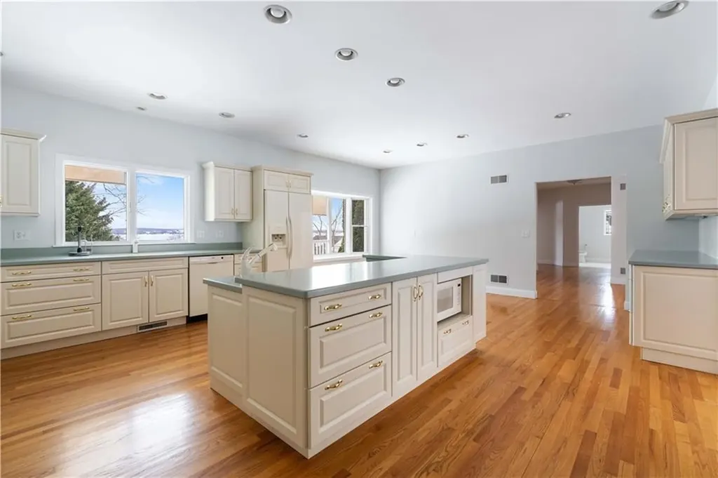 18 Peggy Lane Portsmouth RI 02871