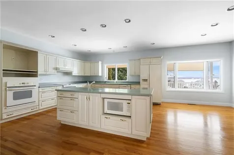 18 Peggy Lane Portsmouth RI 02871