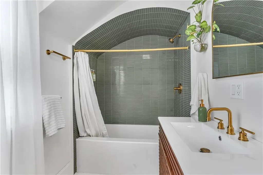 212 Leah Street Providence RI 02908