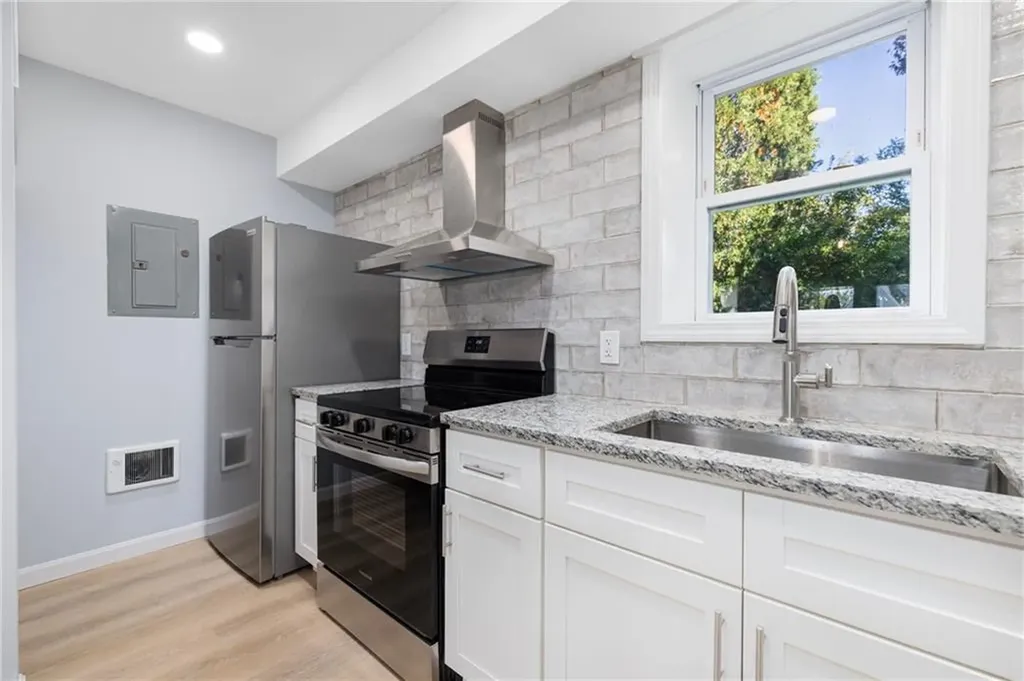 152 Tuckerman Avenue Middletown RI 02842