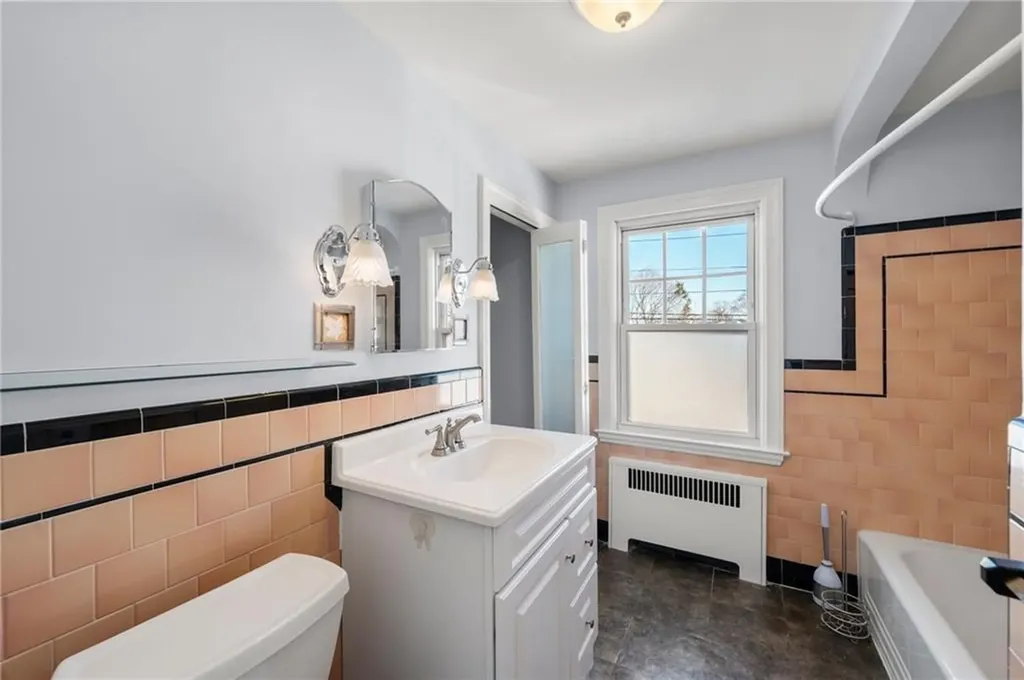 25 Newfield Avenue Warwick RI 02888