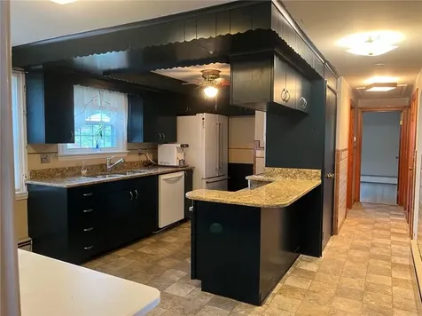 556 Metacom Avenue Bristol RI 02809