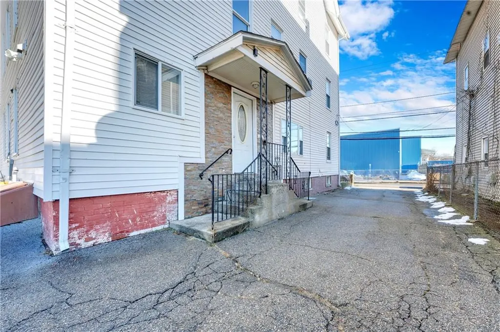 274 276 Lonsdale Avenue Pawtucket RI 02860