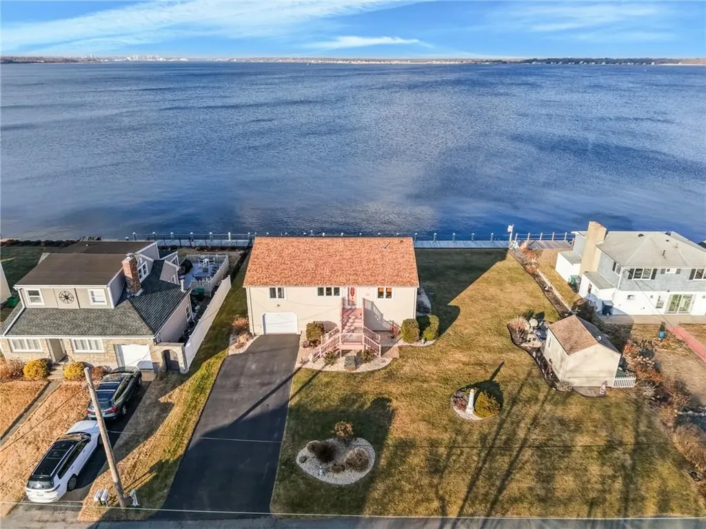 240 Shawomet Avenue Warwick RI 02889