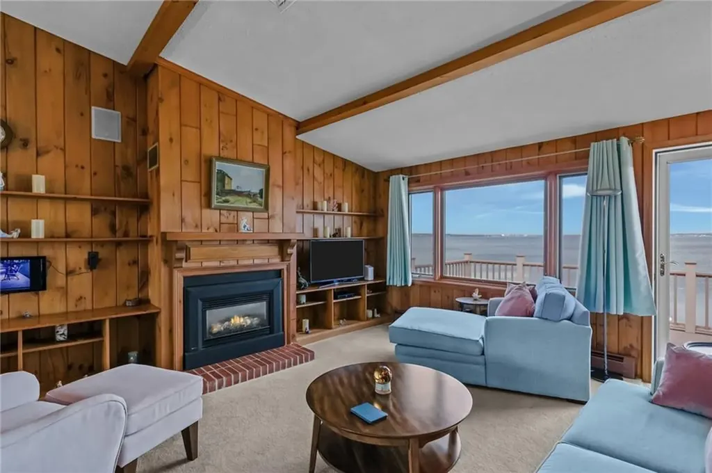 240 Shawomet Avenue Warwick RI 02889