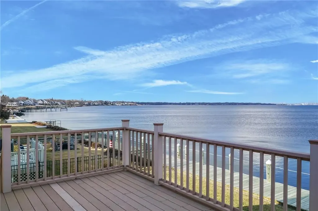 240 Shawomet Avenue Warwick RI 02889