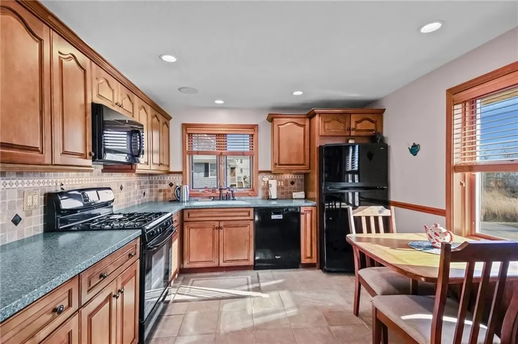 240 Shawomet Avenue Warwick RI 02889