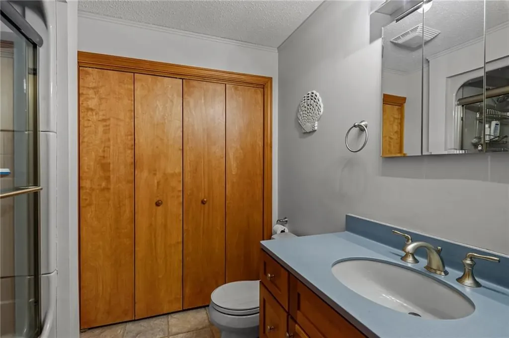 240 Shawomet Avenue Warwick RI 02889