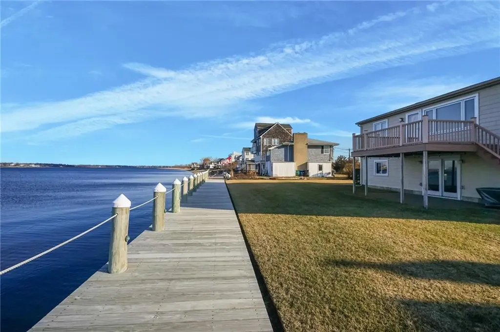 240 Shawomet Avenue Warwick RI 02889