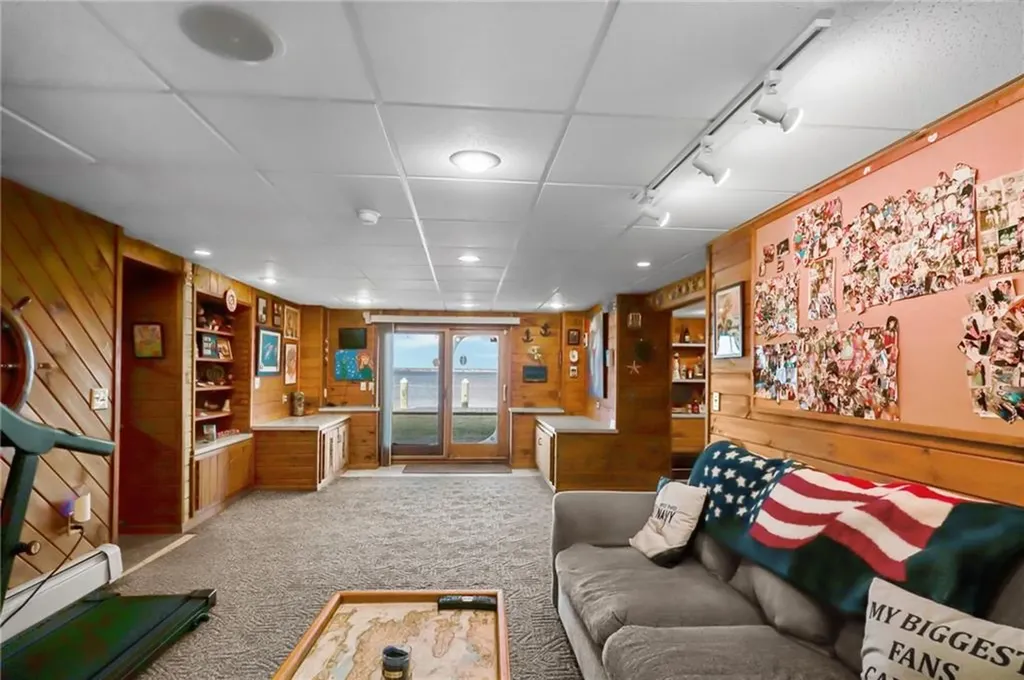 240 Shawomet Avenue Warwick RI 02889