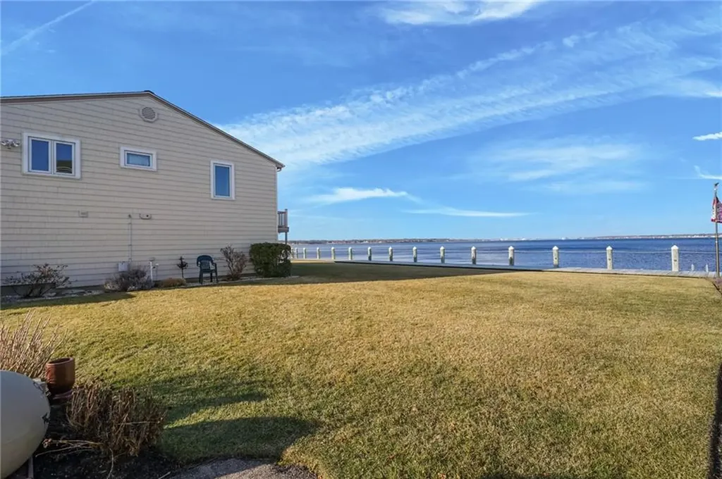 240 Shawomet Avenue Warwick RI 02889