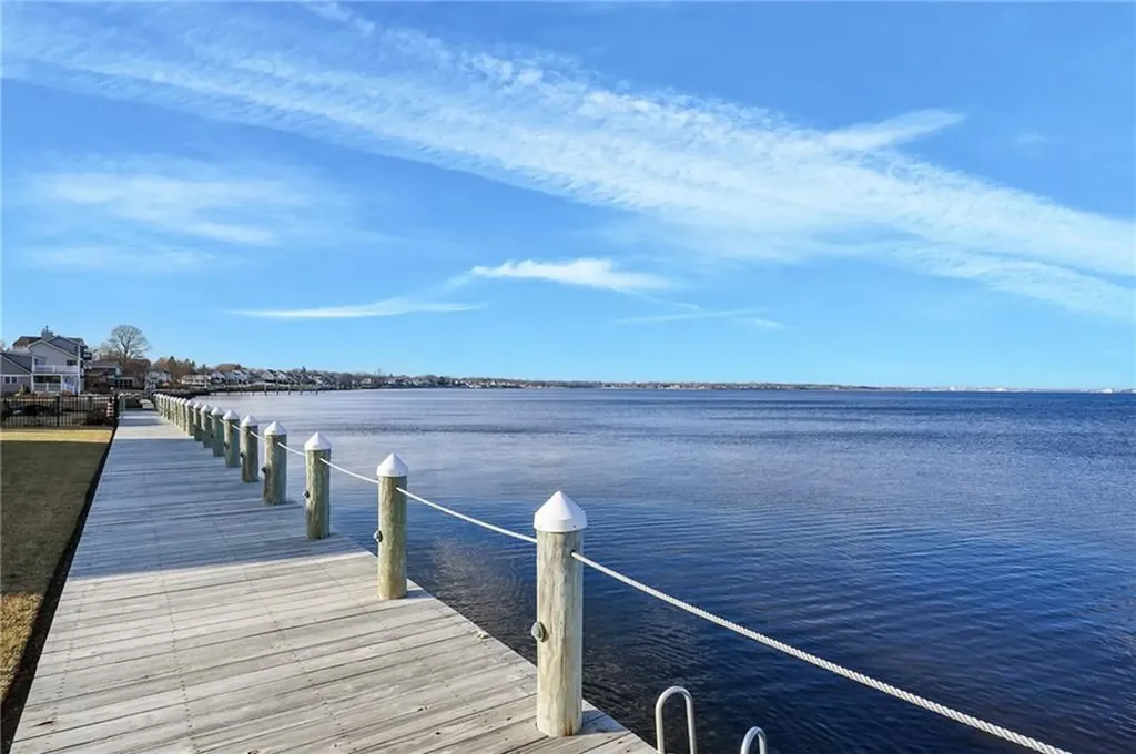 240 Shawomet Avenue Warwick RI 02889