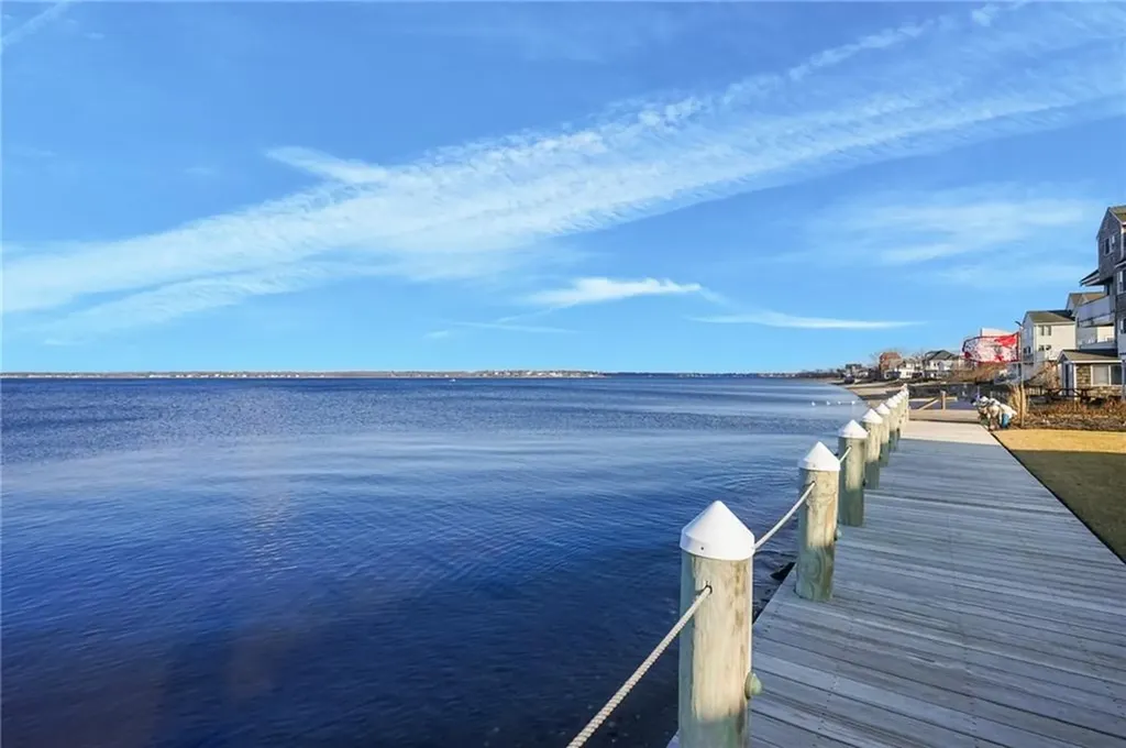 240 Shawomet Avenue Warwick RI 02889