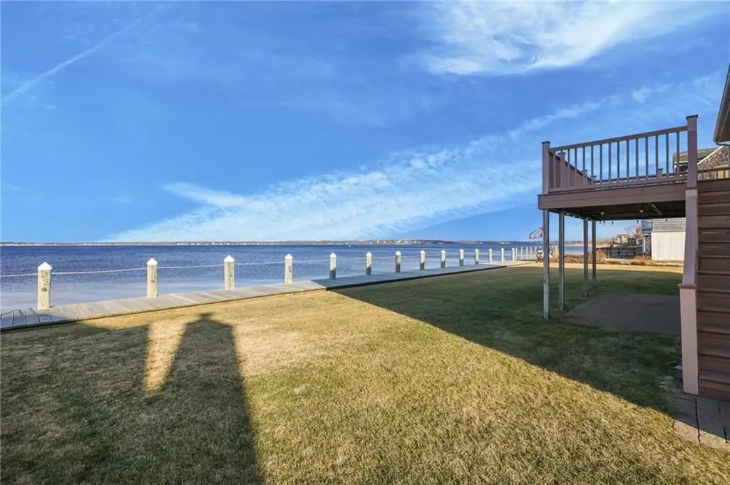 240 Shawomet Avenue Warwick RI 02889