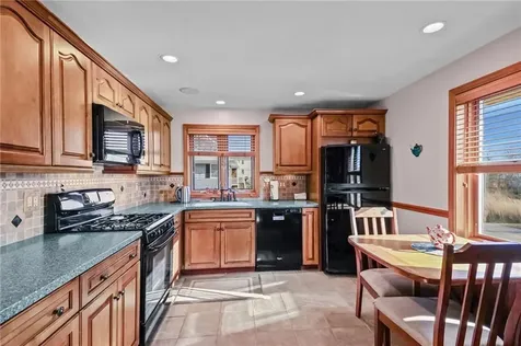 240 Shawomet Avenue Warwick RI 02889