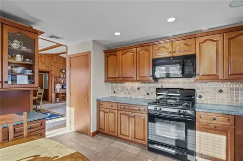 240 Shawomet Avenue Warwick RI 02889