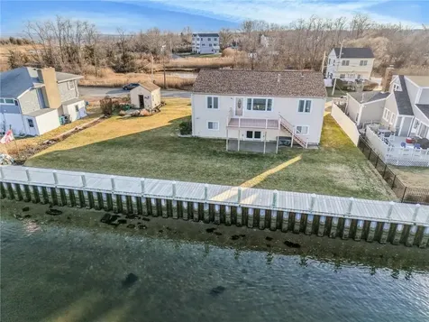 240 Shawomet Avenue Warwick RI 02889