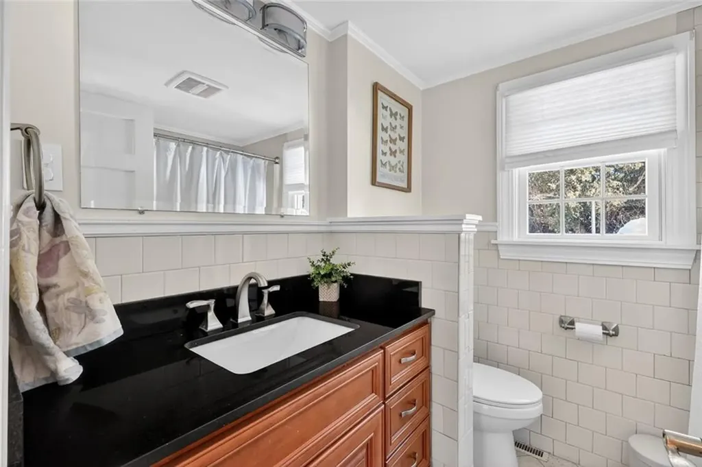 92 Locust Street Portsmouth RI 02871